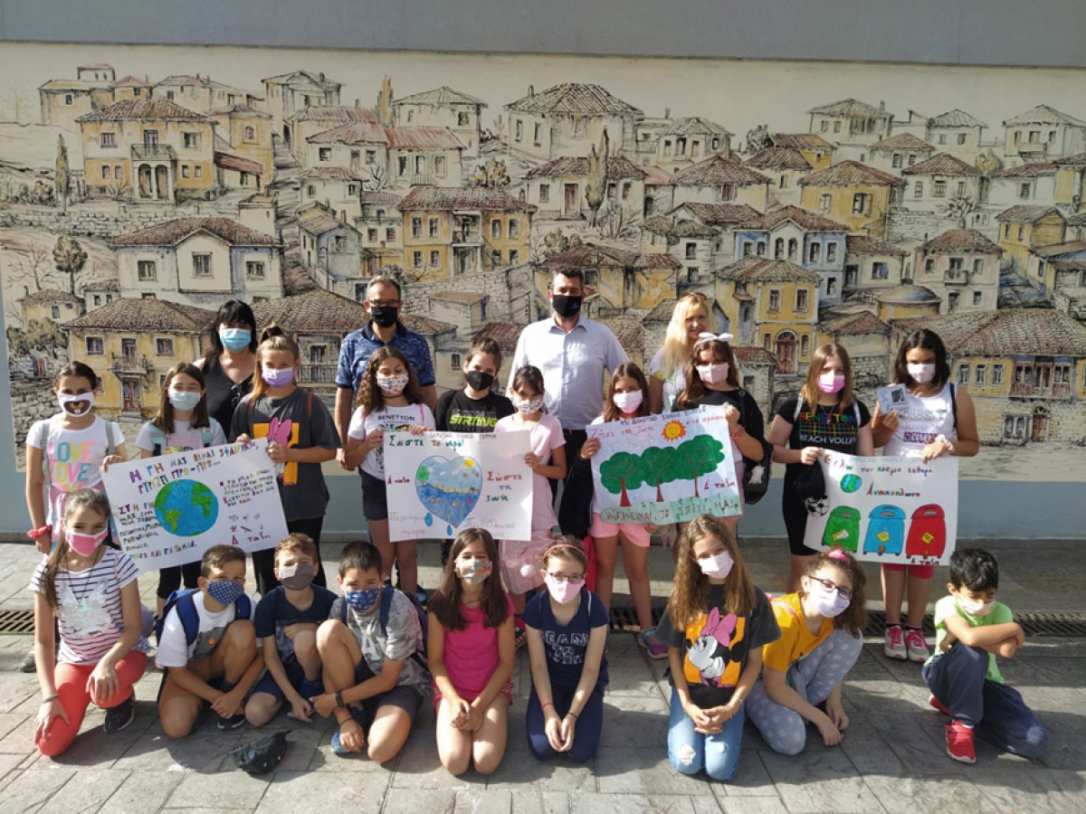 &Omicron;&iota; &mu;&alpha;&theta;&eta;&tau;έ&sigmaf; &tau;&omicron;&upsilon; 15&omicron;&upsilon; &Delta;.&Sigma;. &Sigma;&epsilon;&rho;&rho;ώ&nu; &mu;&iota;&lambda;&omicron;ύ&nu; &gamma;&iota;&alpha; &tau;&eta;&nu; &alpha;&xi;ί&alpha; &tau;&omicron;&upsilon; &nu;&epsilon;&rho;&omicron;ύ &kappa;&alpha;&iota; &tau;&omicron;&upsilon; &pi;&epsilon;&rho;&iota;&beta;ά&lambda;&lambda;&omicron;&nu;&tau;&omicron;&sigmaf;